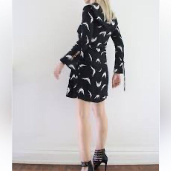 Dynamite Women’s Swallow Bird long tie sleeve scoop neck dress size medium EUC! - Picture 1 of 12